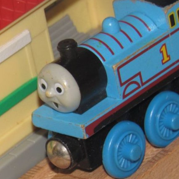 Thomas Wooden Railway Train Track Engine Surprised Face Thomas - Picture 1 of 3